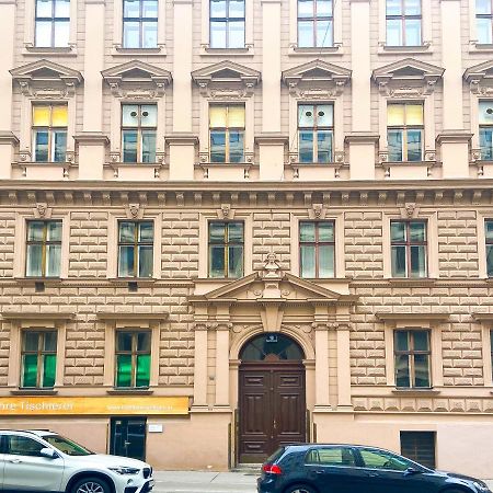 Backpacker Apartment City Center Вена Экстерьер фото