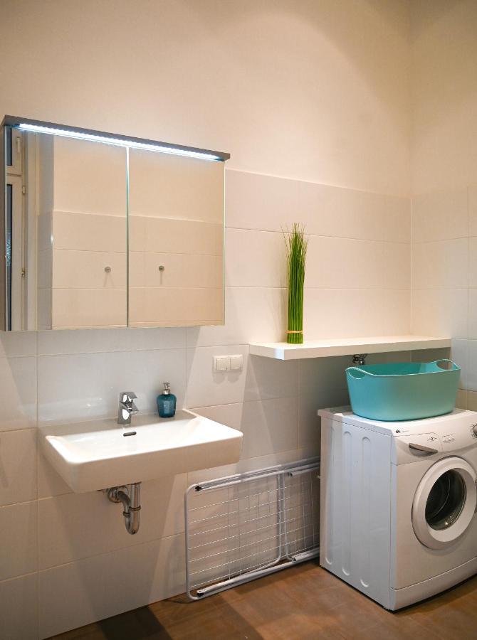 Backpacker Apartment City Center Вена Экстерьер фото